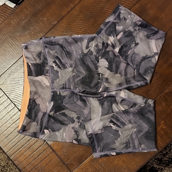 🌺Marika Women's Capri Leggings - Picture 3 of 8